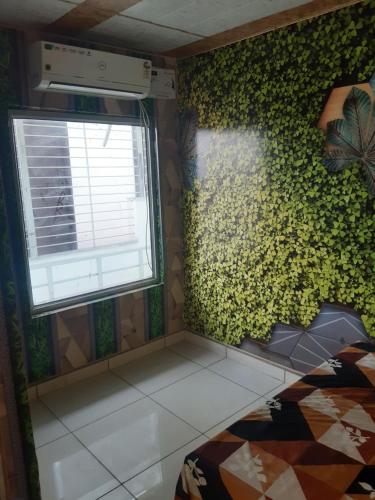 a room with a green wall and a window at Prabhat guest house in Bhiwāni