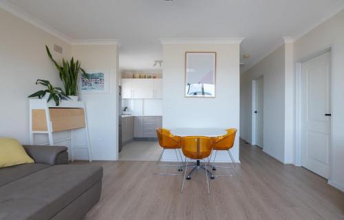 シドニーにあるStunning Maroubra Beachview Apt with Parkingのテーブルと椅子2脚のあるリビングルーム
