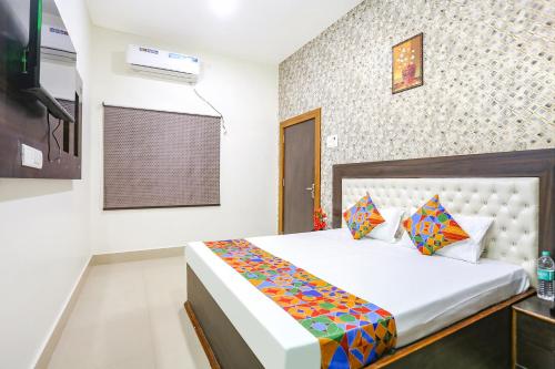 Postel nebo postele na pokoji v ubytování FabExpress Aditya Guest House
