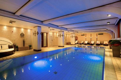 una gran piscina en una habitación de hotel en Landhotel Steiner en Großheirath