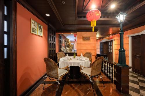 a dining room with a table and chairs at Centara Grand at Central Plaza Ladprao Bangkok in Bangkok