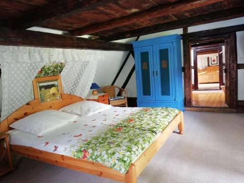1 dormitorio con 1 cama y puerta azul en Spacious holiday home with garden, en Bergen