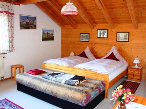 米森維爾哈姆斯的住宿－Kreuzwiesen Modern retreat，木制客房内的一间卧室配有两张床