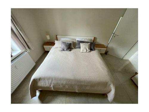 1 dormitorio con 1 cama blanca grande con almohadas en Rosenhof to the Weser 