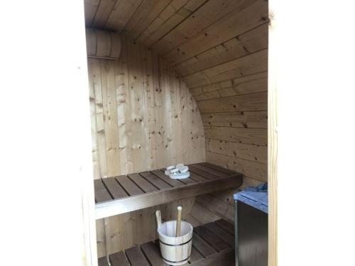 eine Sauna mit einer Bank in einem Holzzimmer in der Unterkunft Holiday apartment oasis 