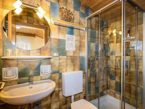 W łazience znajduje się umywalka i prysznic. w obiekcie Spacious holiday home with balcony w mieście Carezza al Lago