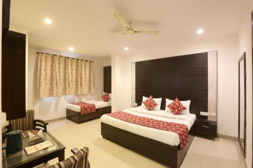 Pokój hotelowy z łóżkiem i biurkiem w obiekcie Airport Hotel Chanakya w Nowym Delhi