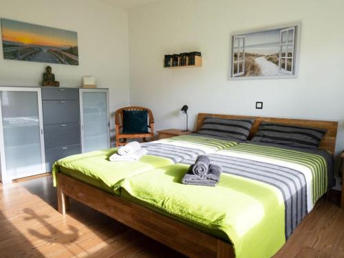 una camera da letto con un letto grande con asciugamani sopra di Ostfriesland to huus a Hinte