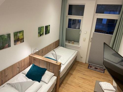 Kleines Zimmer mit 2 Betten und einem TV in der Unterkunft Amazing holiday home near the lake in Hambühren