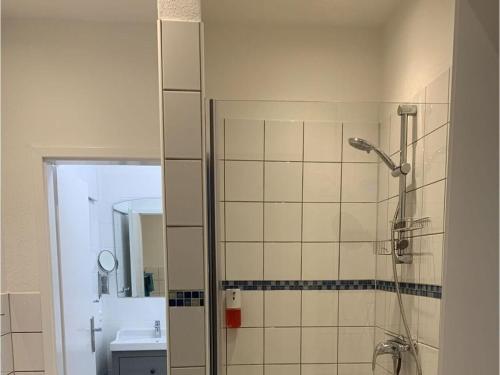 La salle de bains est pourvue d'une douche et d'un lavabo. dans l'établissement Amazing holiday home near the lake, à Hambühren