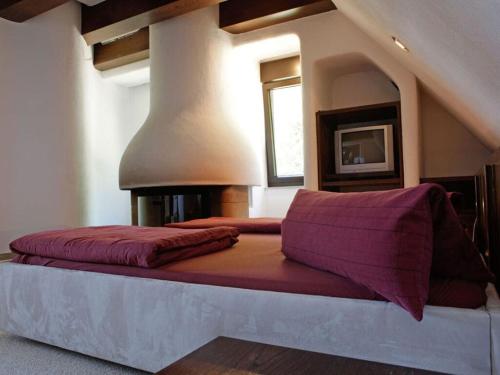 - une chambre avec un lit et une cheminée dans l'établissement Hermitage-Dahn Modern retreat, à Dahn