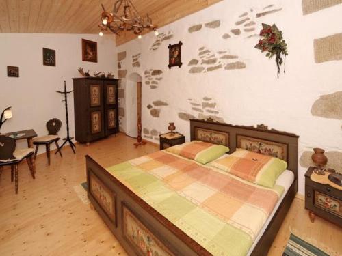 Un dormitorio con una cama grande en una habitación. en Uitzicht op Rachel, en Untermitterdorf