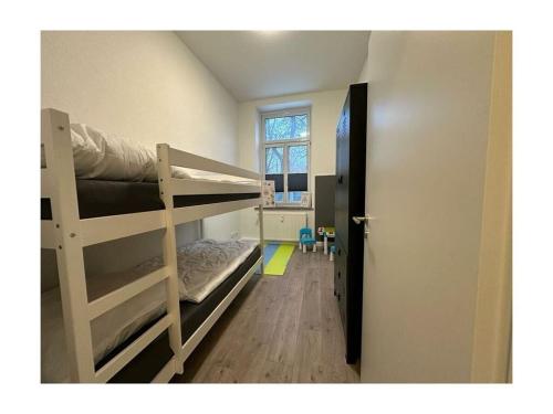 Zimmer mit 2 Etagenbetten und Flur in der Unterkunft Family apartment at Pfaffenteich in Schwerin