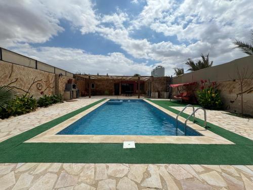 - une piscine au milieu d'un bâtiment dans l'établissement شاليه البحر الميت الرامة-Deadsea, à Al Rama