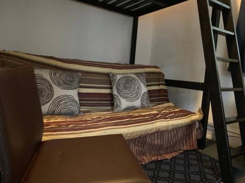 A-Capital Hill Hideaway في سياتل: سرير بطابقين مع الوسائد عليه في غرفة