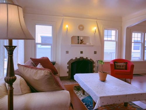 uma sala de estar com um sofá e uma lareira em Seattle Urban Village- Shasta em Seattle