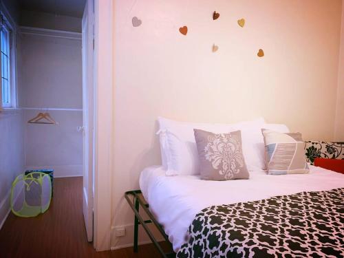 Eastlake Escape - Cascade في سياتل: غرفة نوم مع سرير مع وسائد وقلوب على الحائط