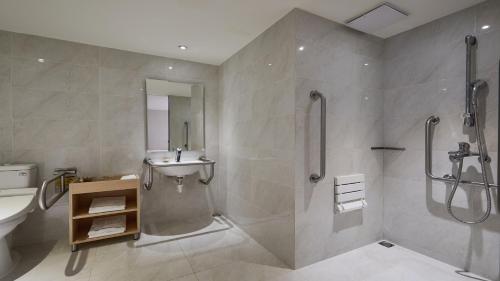 台北的住宿－柯達大飯店台北一店，带淋浴、盥洗盆和卫生间的浴室