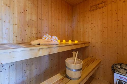 a sauna with a shelf and some balls and a bucket at Ferienhaus Seepferdchen in Baabe