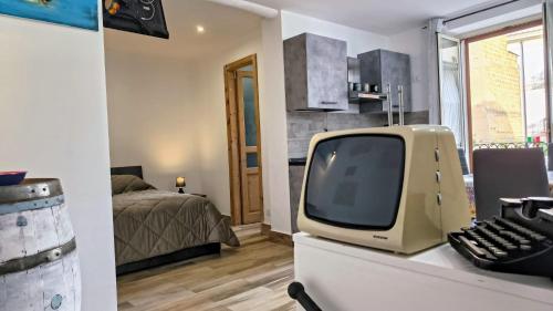 an old television sitting on a dresser in a bedroom at Loft le dueffe al capo in Palermo