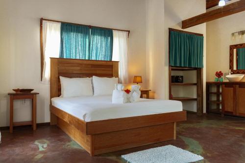 um quarto com uma cama com dois ursinhos de peluche em North Beach Retreat em San Pedro