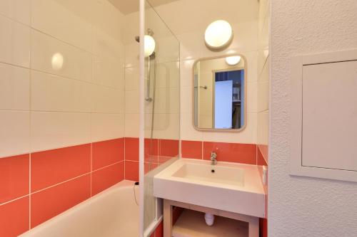 a bathroom with a sink and a mirror and a tub at Résidence Antarès - maeva Home - Appartement 2 pièces 4 personnes - Prest 214 in Avoriaz