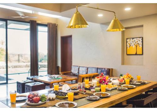 uma mesa com comida numa sala de estar em Aspire villa 30 em Lonavala