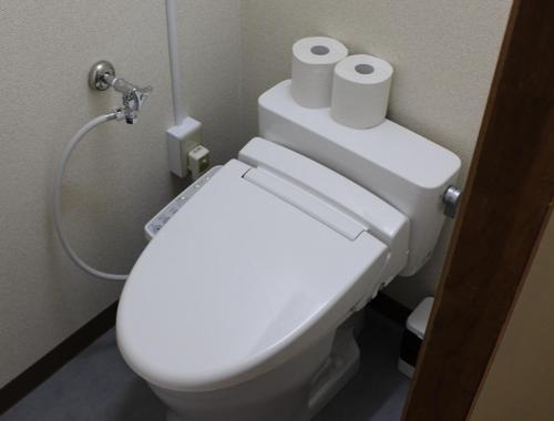 łazienka z toaletą i 2 rolkami papieru toaletowego w obiekcie 三浜館 伊豆大島 w mieście Oshima