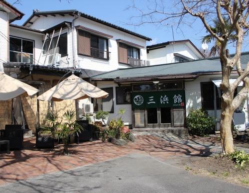 a building with an umbrella in front of it at 三浜館 伊豆大島 in Oshima