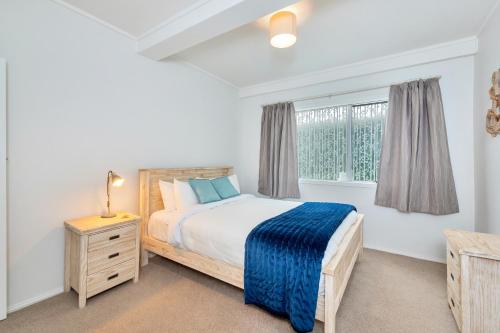a bedroom with a bed and a window at Bright Kingsland Contemporary in Auckland