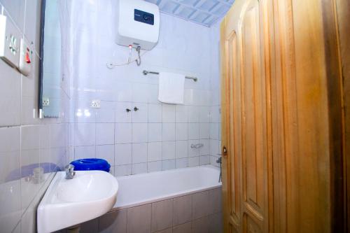 y baño con lavabo, aseo y bañera. en PRESTIGE Guesthouse ,Ksi en Kumasi