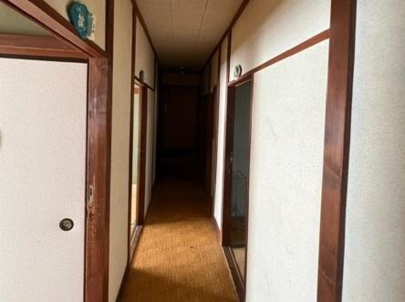 an empty hallway with a hallway leading into a room at 三浜館 伊豆大島 in Oshima