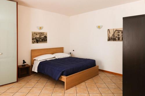 法恩莎的住宿－Confortevole monolocale faentino con terrazza，一间卧室配有一张带蓝色棉被的床