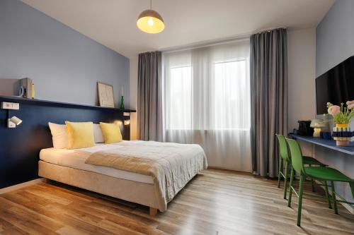 MaxAparthotel by homekeepers في فورث: غرفة نوم بسرير وطاولة وكراسي