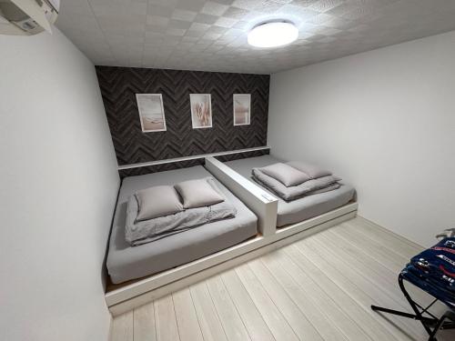 una camera con due letti di SunSet Villa - Vacation STAY 27888v a Nagaoka