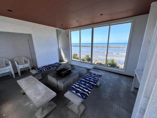 un soggiorno con vista sulla spiaggia di SunSet Villa - Vacation STAY 27888v a Nagaoka
