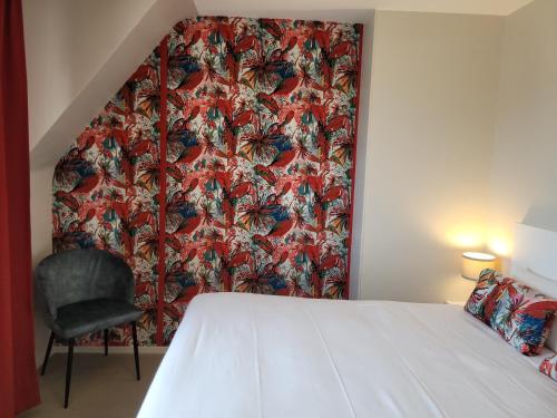 Una cama o camas en una habitación de Hôtel Port Haliguen