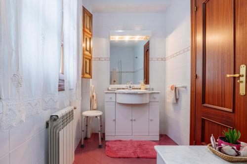 ein Bad mit einem Waschbecken und einem Spiegel in der Unterkunft Casa Montañesa in El Astillero