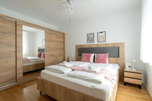 Elegant 1BR Flat with Balcony by HM