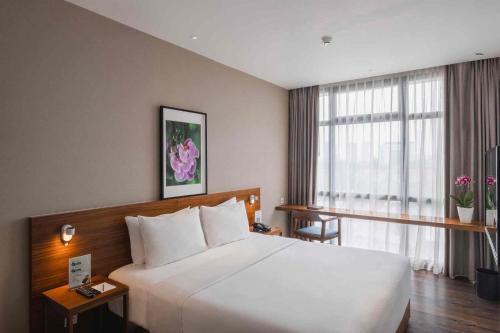 Habitación de hotel con cama grande y ventana en Veranda Serviced Residence Puri, en Yakarta