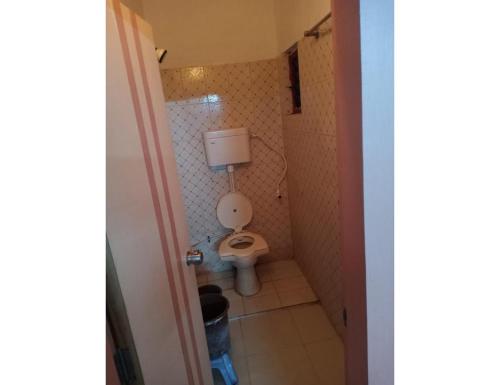Habitación pequeña con baño y aseo. en Hotel Trimurti, Dwarka, en Dwarka