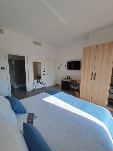 um quarto com uma cama grande e almofadas azuis em Agriturismo Il Vivaio em Bérgamo