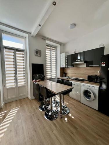 - une cuisine avec une table au milieu d'une pièce dans l'établissement T2 35 m2 République Vieux-Port, joliette, à Marseille