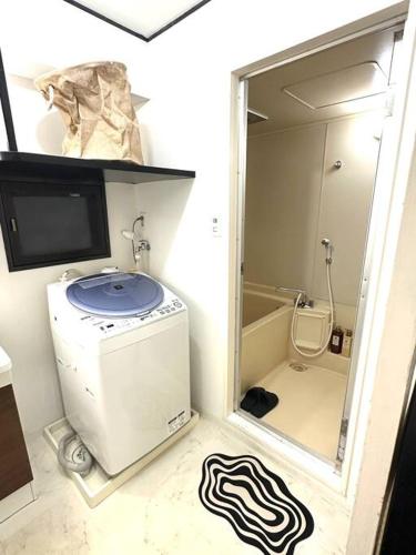 a small bathroom with a washing machine in a room at Kyo Sai 浅草2F浅草寺まで徒步約10分 in Tokyo