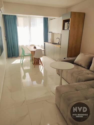 a living room with a couch and a table at NVD Residence Mamaia-NORD in Mamaia Sat/Năvodari