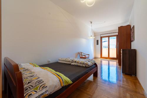 ein Schlafzimmer mit einem Bett in einem Zimmer in der Unterkunft Family One bedroom apartment with Panoramic city view in Budva