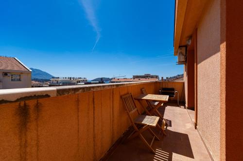 un balcón con 2 sillas y una mesa. en Family One bedroom apartment with Panoramic city view, en Budva