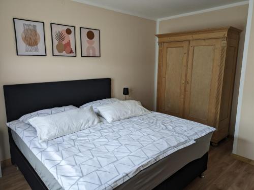 - une chambre avec un lit et une armoire en bois dans l'établissement Haus Burgfee, EG, à Cochem