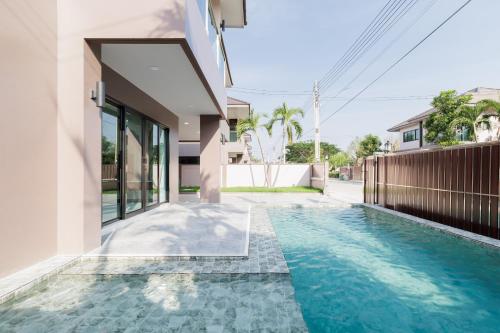 una piscina en medio de una casa en 4 bedrooms, 4 bathrooms, villa with swimming pool, free Wi-Fi, party available, en Ban Pho Sa