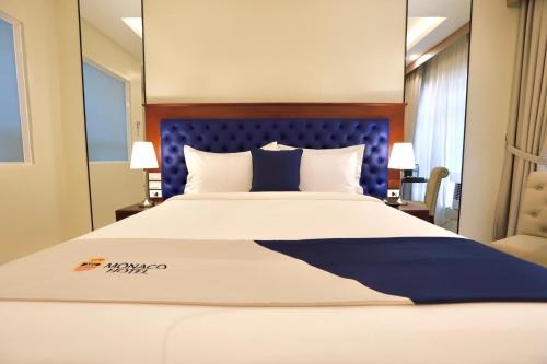 Katil atau katil-katil dalam bilik di Monaco Hotel